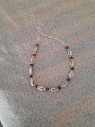 Collar de caracolas y cuentas de madera