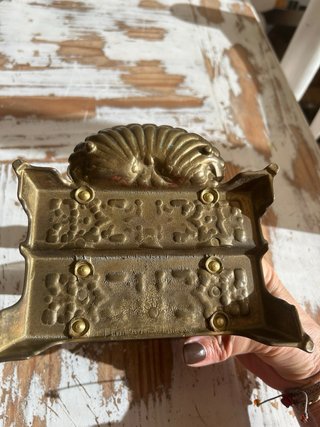 Antiguo organizador de correo de metal dorado