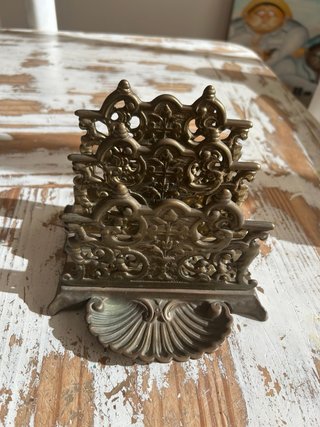 Antiguo organizador de correo de metal dorado