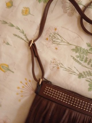 Bolso marrón con flecos y tachuelas
