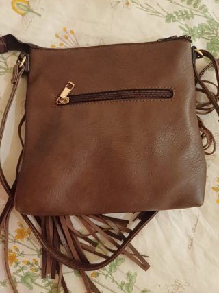 Bolso marrón con flecos y tachuelas