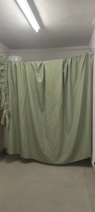 Cortina verde confeccionada lista para usar