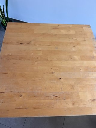 Mesa de madera cuadrada, a recoger en Sóller