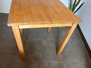 Mesa de madera cuadrada, a recoger en Sóller