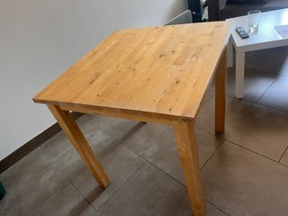 Mesa de madera cuadrada, a recoger en Sóller