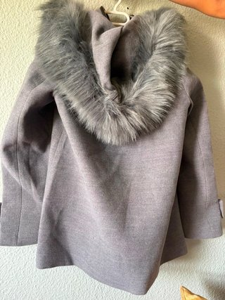 Abrigo gris con capucha y pelo