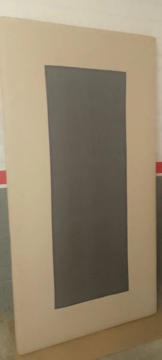 Somier tapizado beige con patas de madera