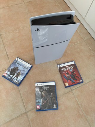Console PS5 con 2 controller e 3 giochi