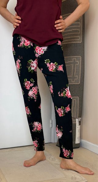 Pantaloni in viscosa con stampa floreale