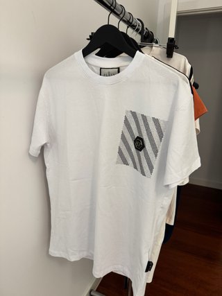 Camiseta con calavera y rayas