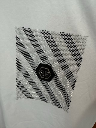 Camiseta con calavera y rayas