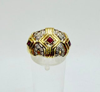 ANILLO ROMBOS PIEDRAS ROJAS ORO 18K. Peso 4.86g
