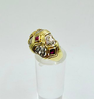 ANILLO ROMBOS PIEDRAS ROJAS ORO 18K. Peso 4.86g