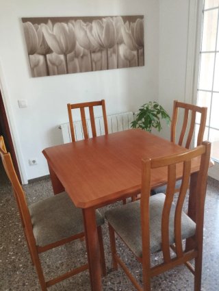 Mesa de comedor con 4 sillas y cuadro