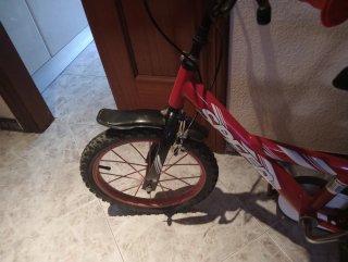Bicicleta infantil roja