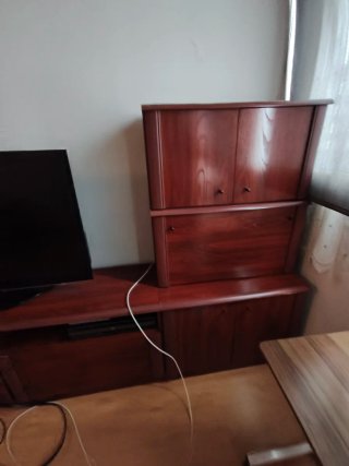 Se regala mueble de salón de madera.