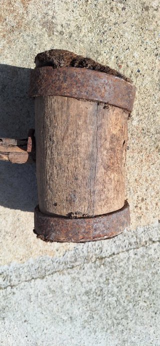 Herramienta antigua de madera y metal