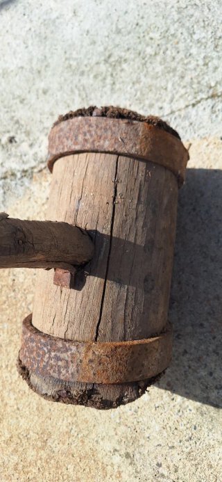 Herramienta antigua de madera y metal
