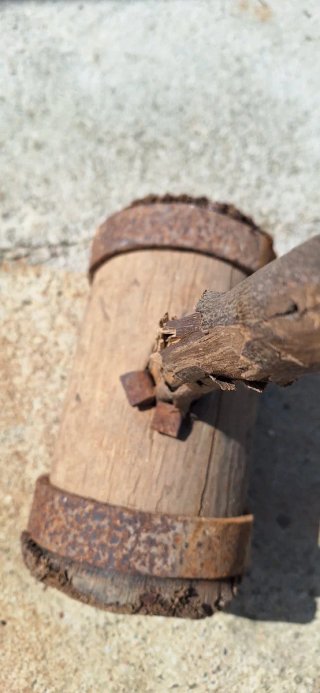 Herramienta antigua de madera y metal