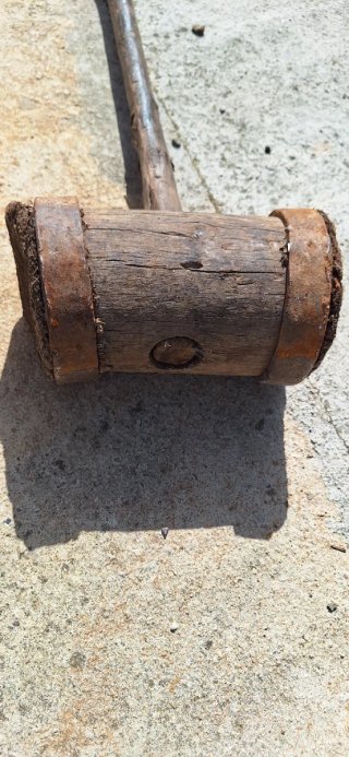 Herramienta antigua de madera y metal