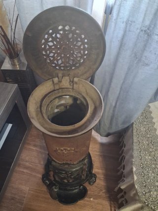 Estufa antigua de hierro bañada porcelana
