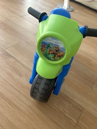 Moto de niño azul y verde