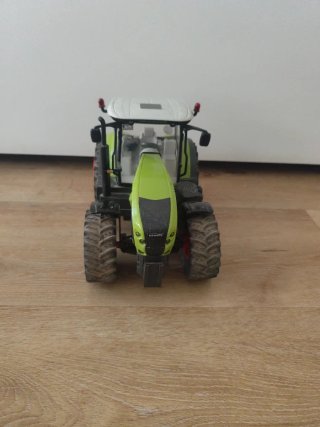 Tractor Claas Axion teledirigido con remolque