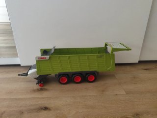 Tractor Claas Axion teledirigido con remolque