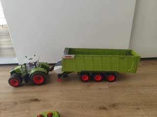 Tractor Claas Axion teledirigido con remolque