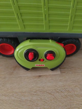Tractor Claas Axion teledirigido con remolque