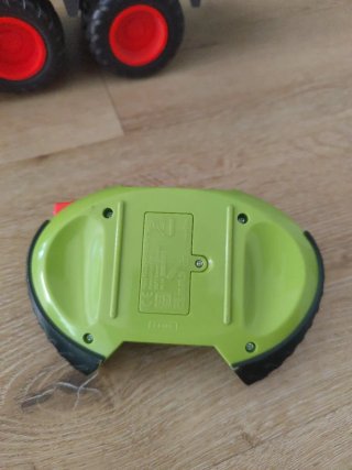 Tractor Claas Axion teledirigido con remolque