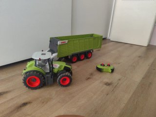 Tractor Claas Axion teledirigido con remolque