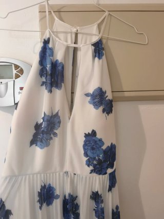 Vestido floral azul y blanco