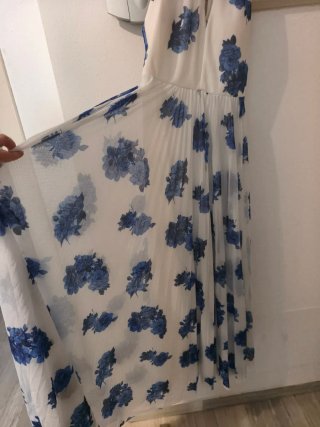 Vestido floral azul y blanco