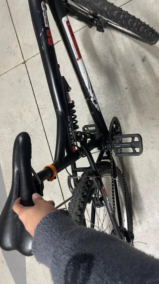 Bicicleta con freno de disco y doble suspensión