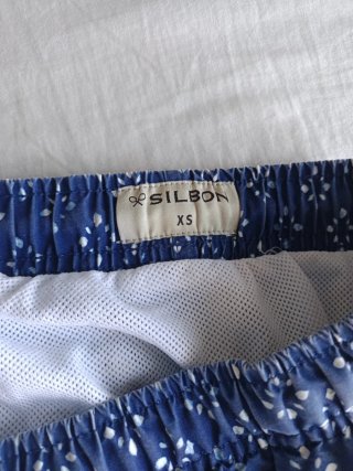 Bañador azul con estampado blanco