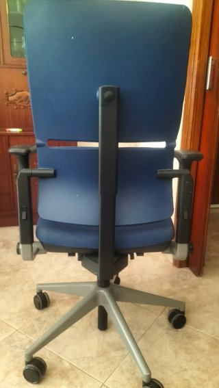 Silla de oficina azul con base gris