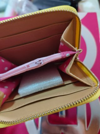 Cartera amarilla con lazo y texto
