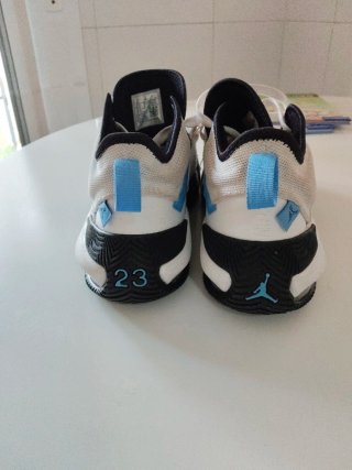 Zapatillas Jordan Blancas y Azules