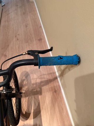 Bicicleta BMX negra y azul