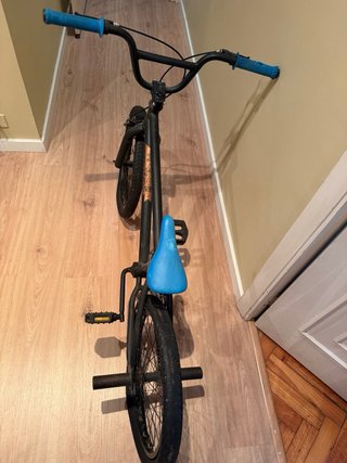 Bicicleta BMX negra y azul