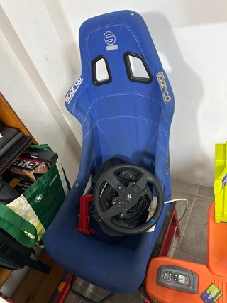 Volante Thrustmaster con pedales y asiento