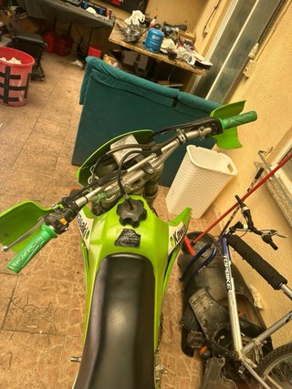 Moto Kawasaki Enduro Verde