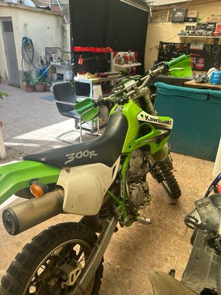 Moto Kawasaki Enduro Verde