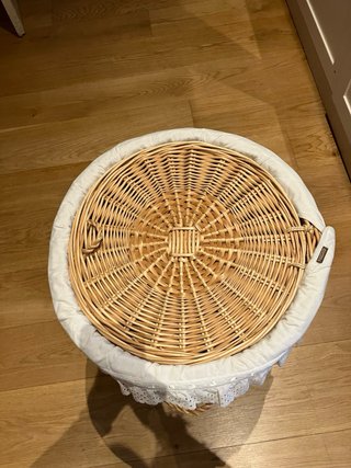 Cesta de mimbre con tapa y forro blanco