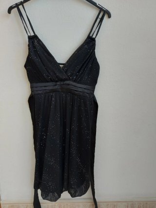 Vestido de fiesta negro con brillos