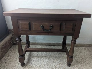 Conjunto de cabecero y mesita estilo castellano