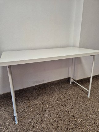 Escritorio Ikea LAGKAPTEN + Flexo TERTIAL