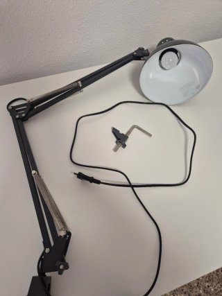 Escritorio Ikea LAGKAPTEN + Flexo TERTIAL