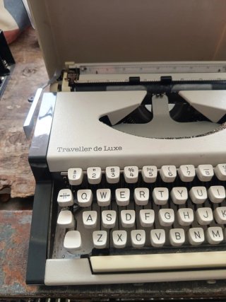 Máquina de escribir Olympia Traveller de Luxe